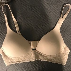 NEW SUPER SOFT Lacy Cream Lace Bra 43A
